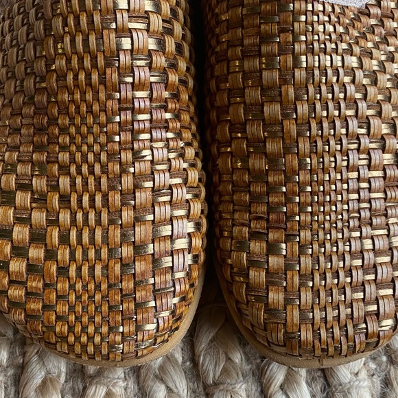 TAOS PRIMAVERA WOVEN SLIP ON MULE IN TAN/BRONZE SIZE 37 ( 6-6.5 ) NWOT - Picture 4 of 13